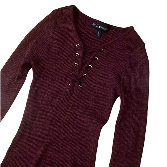 Derek Heart Juniors Burgandy Maroon fitted tuck in style shirt top blouse M - Picture 3 of 4